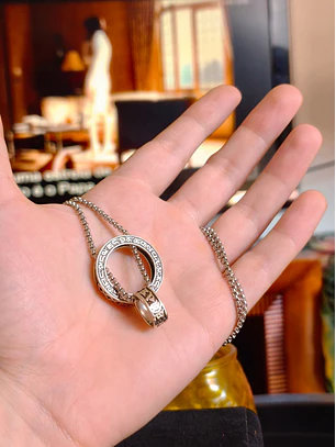 Colar Masculino Double Ring com Gravações Místicas – Prateado 