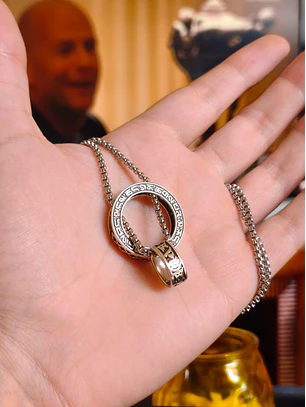Colar Masculino Double Ring com Gravações Místicas – Prateado 