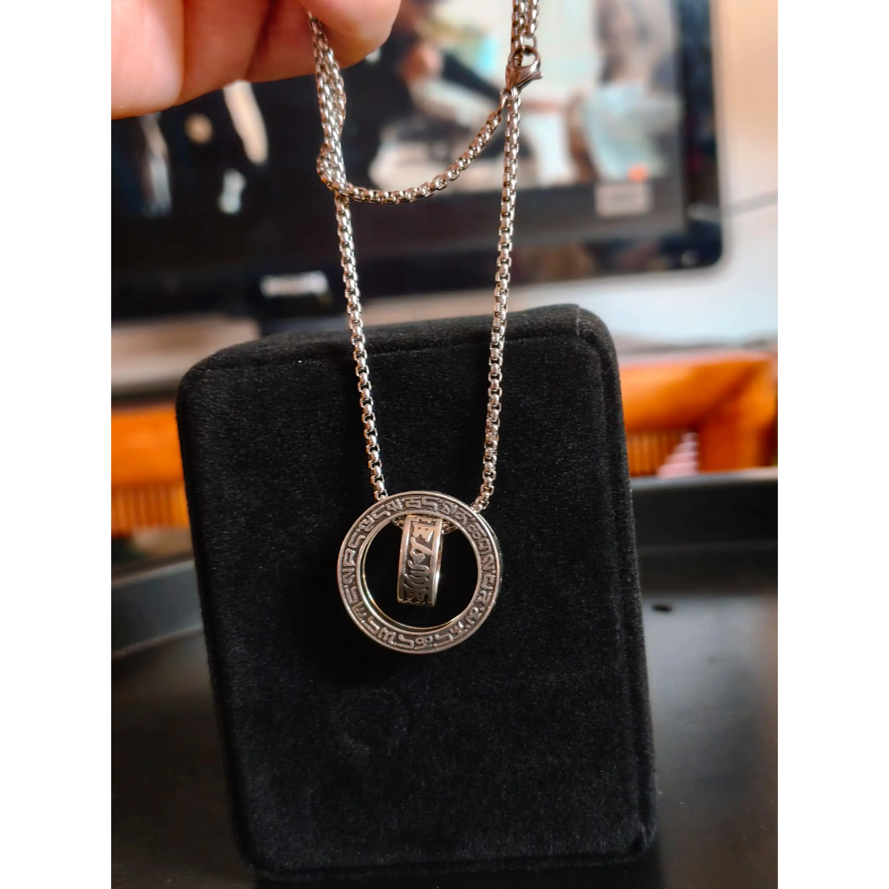 Collier double anneau pour homme avec gravures mystiques – Argent 4