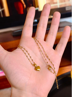 Colar Delicado com Pendente de Coração Dourado