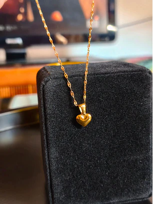 Colar Delicado com Pendente de Coração Dourado