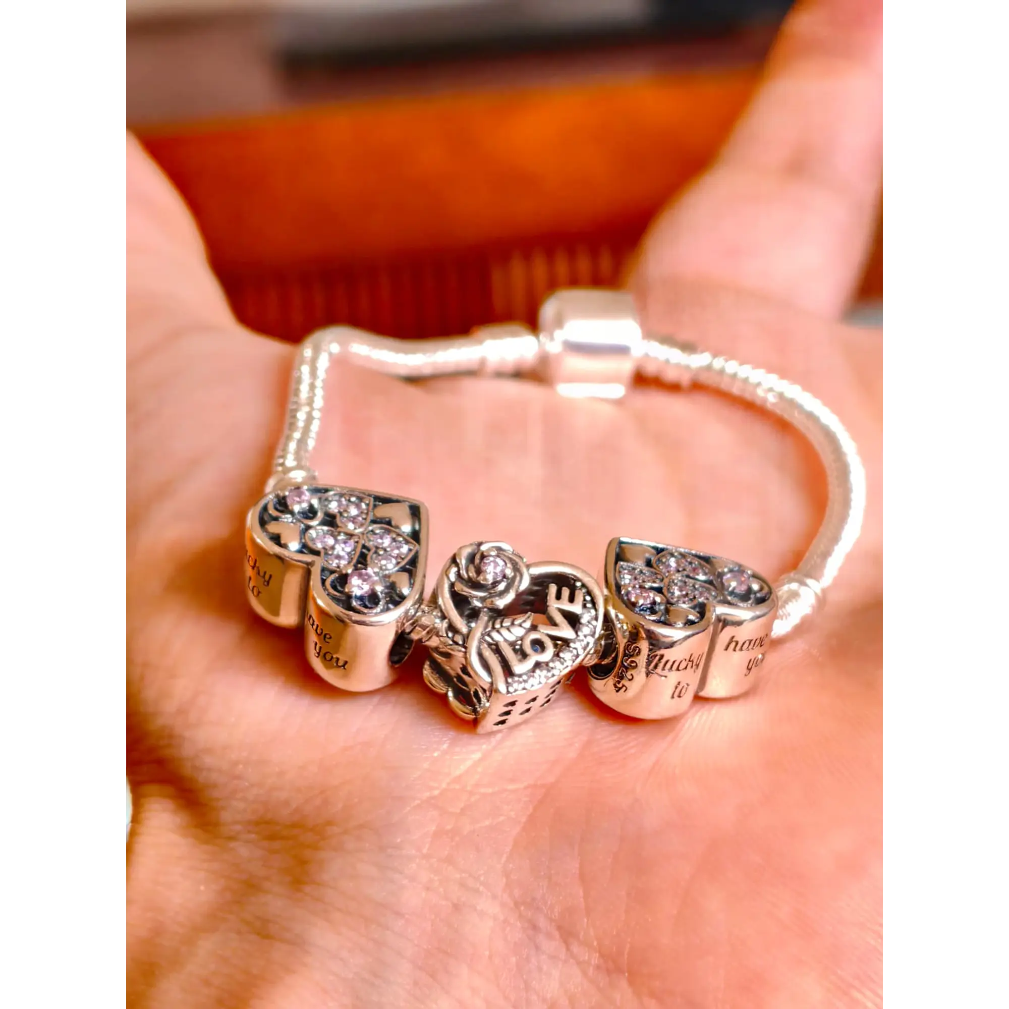 Pulseira prateada  com Contas de Coração e Mensagem 