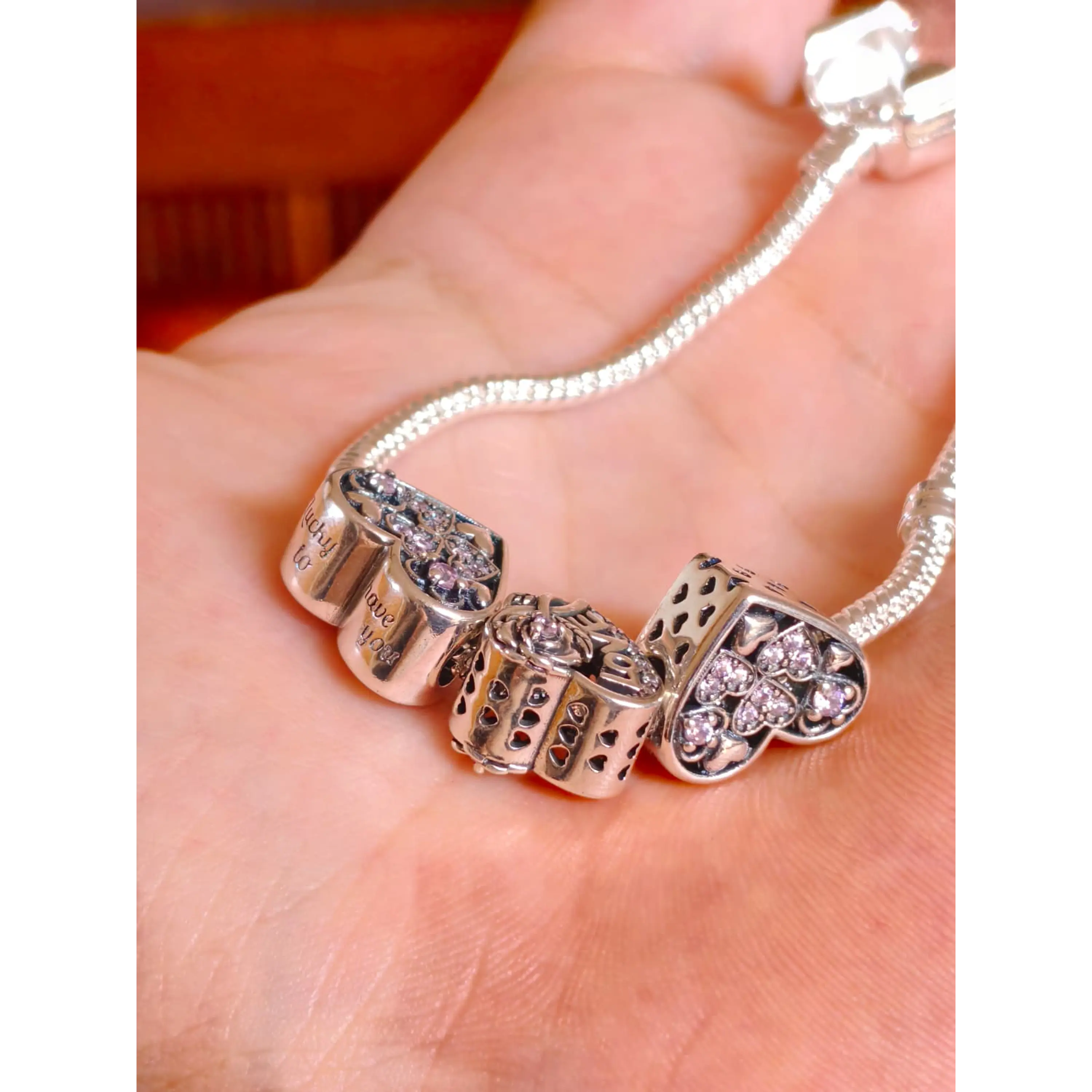 Pulseira prateada  com Contas de Coração e Mensagem 
