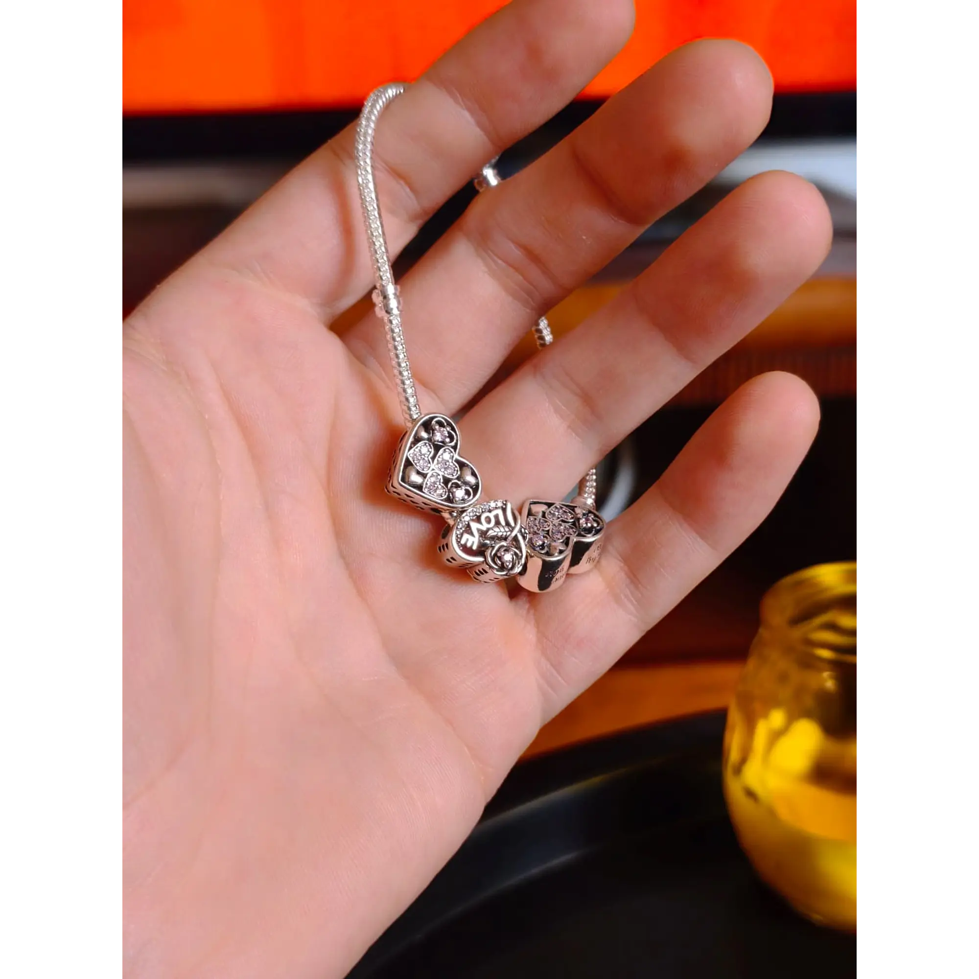 Pulseira prateada  com Contas de Coração e Mensagem 