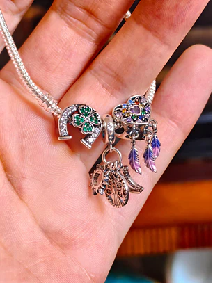 Pulseira Prateada com Charms da Sorte e Proteção