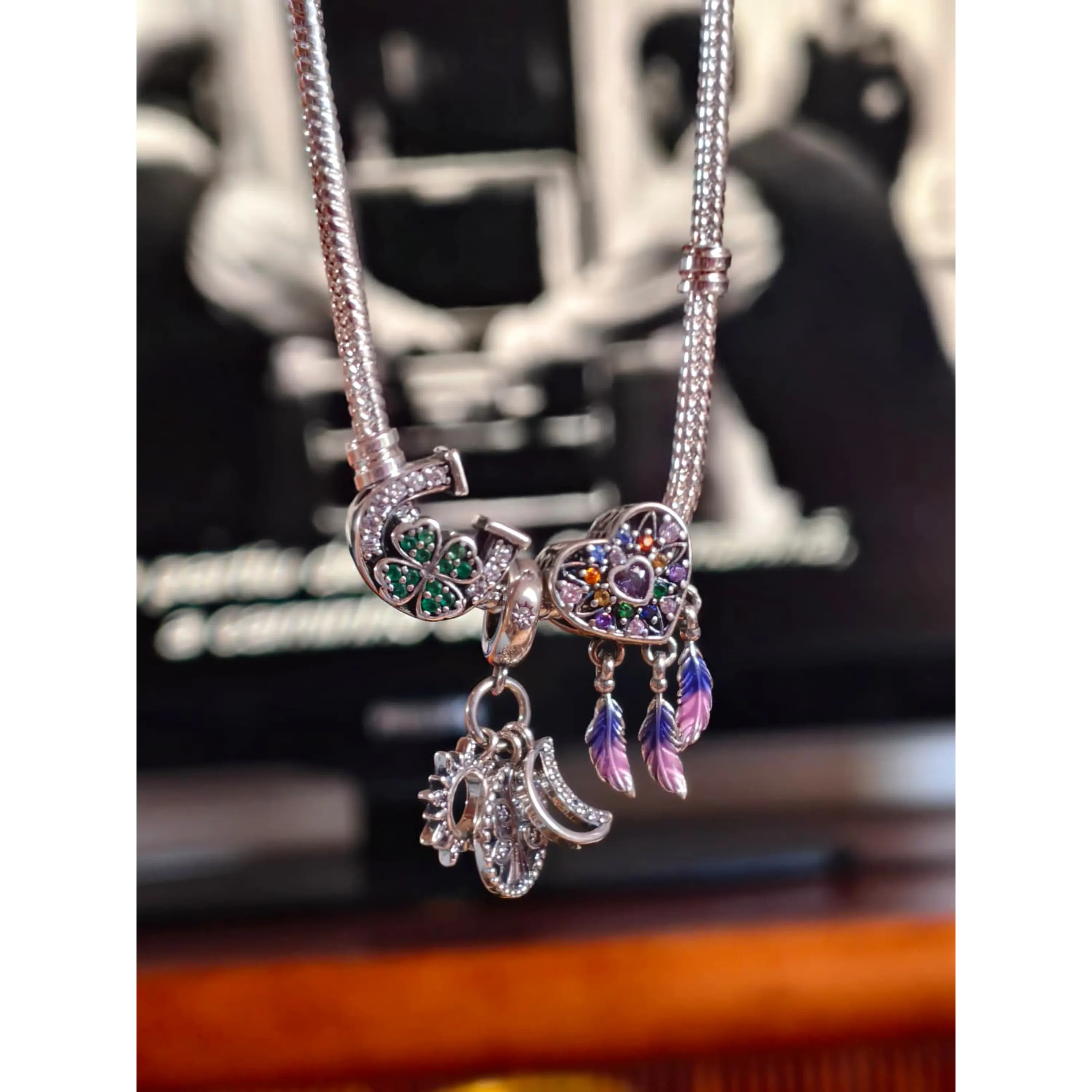 Pulseira Prateada com Charms da Sorte e Proteção 2