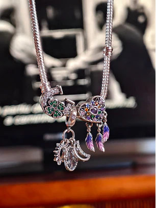 Pulseira Prateada com Charms da Sorte e Proteção