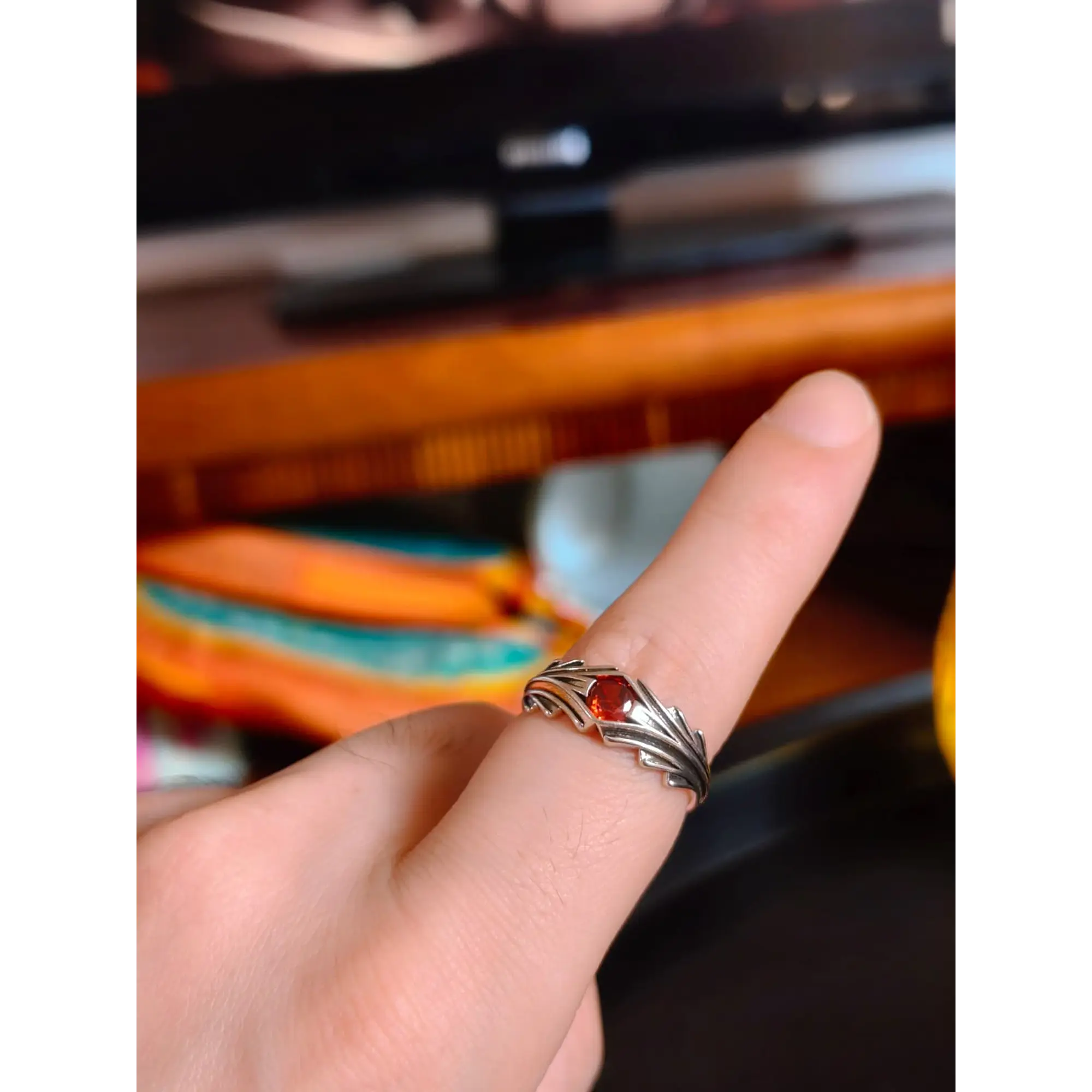 Bague ajustable argentée vieillie avec cristal rouge central 4