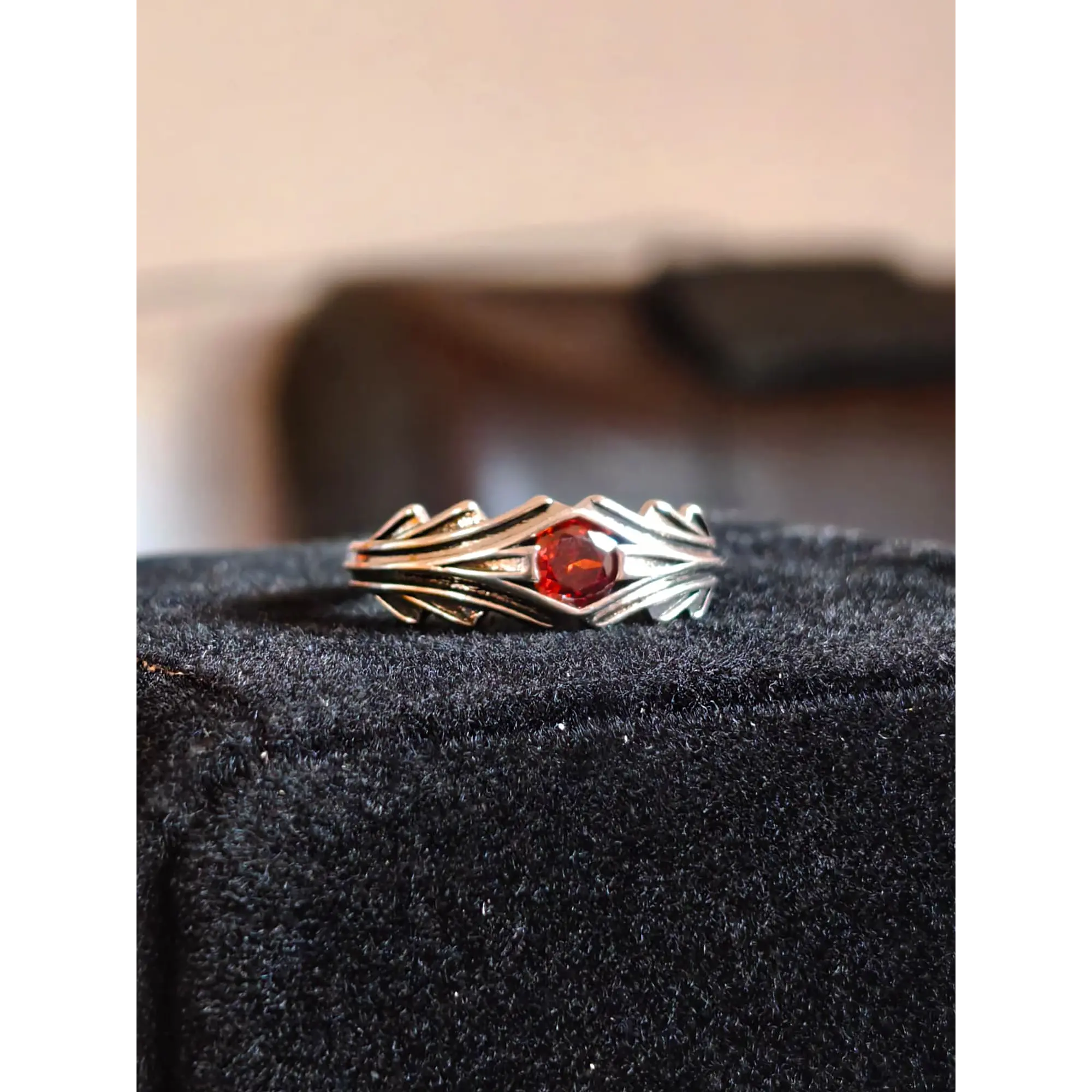 Bague ajustable argentée vieillie avec cristal rouge central 2