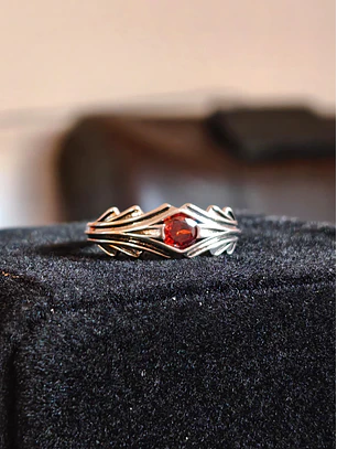Anel Prateado Envelhecido Ajustável com Cristal Vermelho Central