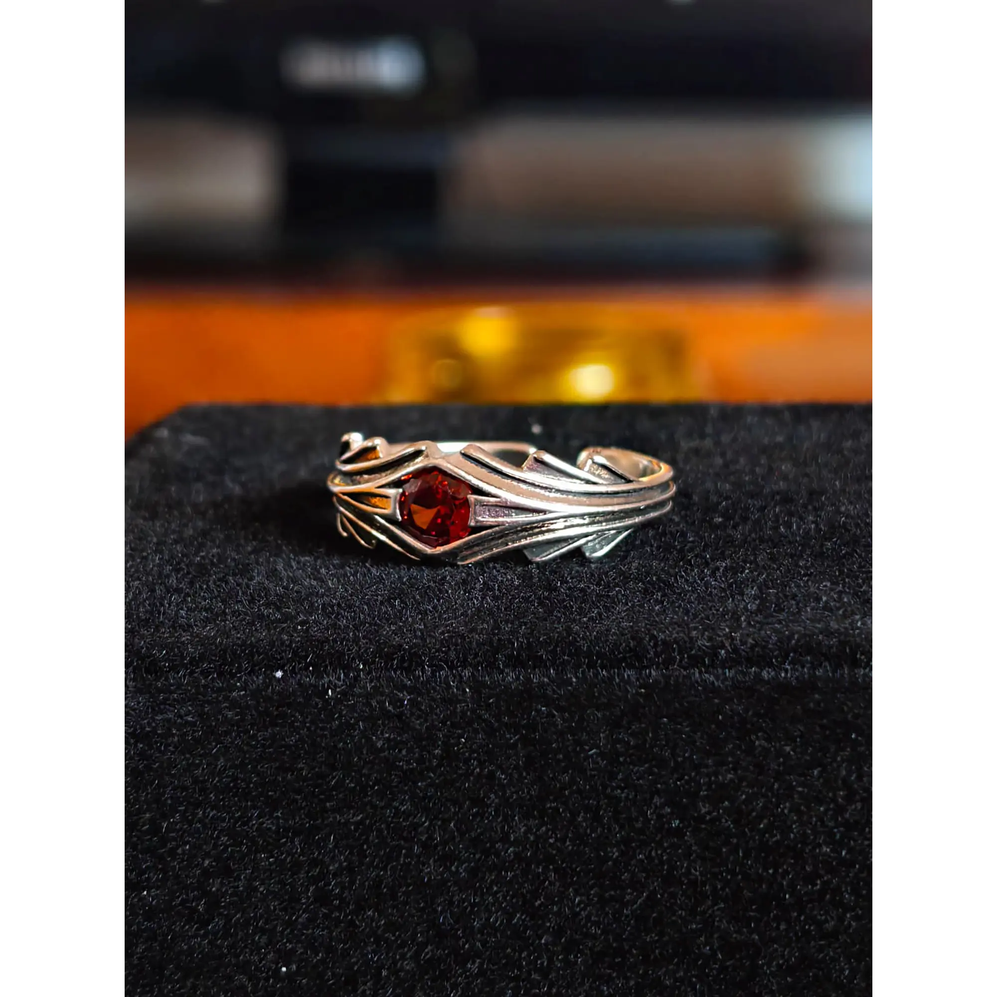 Bague ajustable argentée vieillie avec cristal rouge central 6