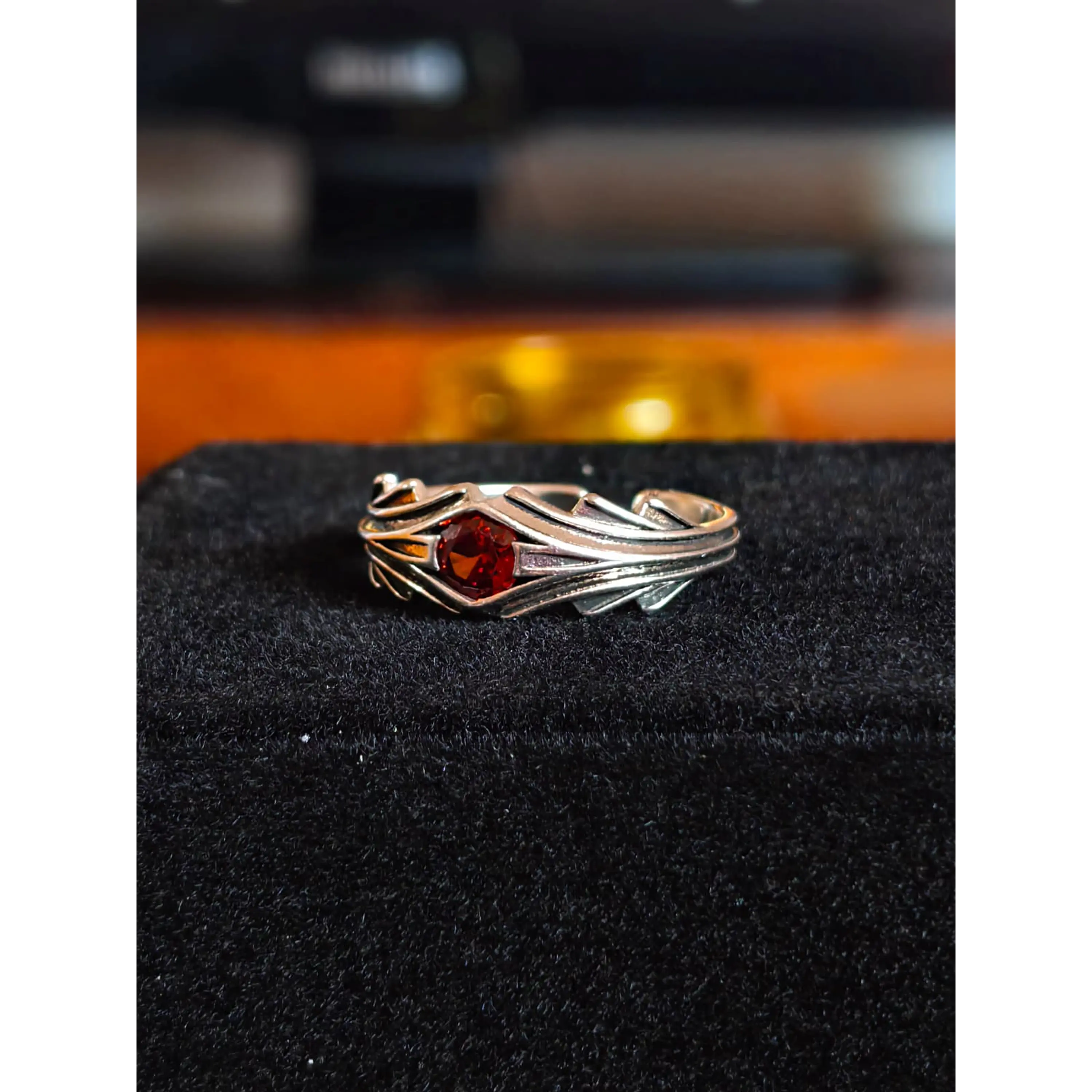 Bague ajustable argentée vieillie avec cristal rouge central 6