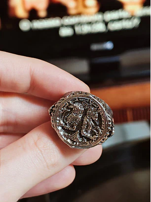 Anel de Seteiras Egípcio Vintage – Detalhe Faraó e Moeda Mitológica (Prateado Envelhecido)
