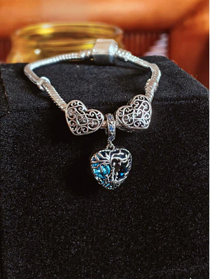 Pulseira de Prata com Charms Coração e Pendente Cristal Azul
