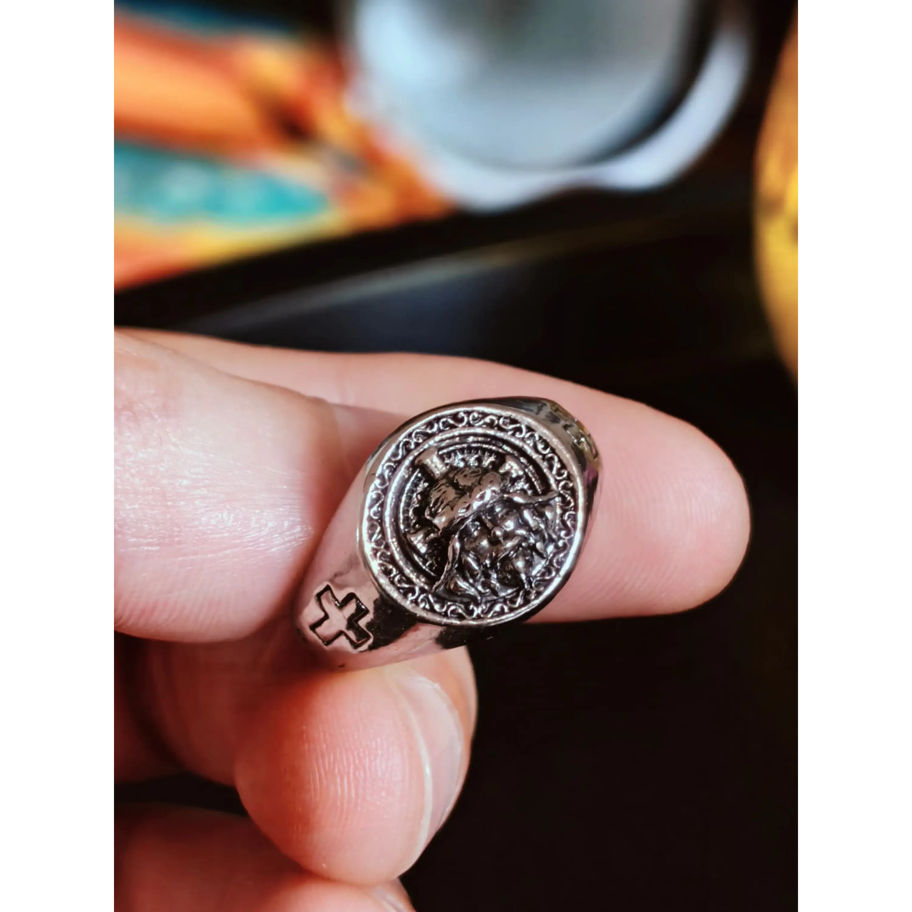 Chevalière pour homme de style gothique avec médaille centrale et croix latérale 1