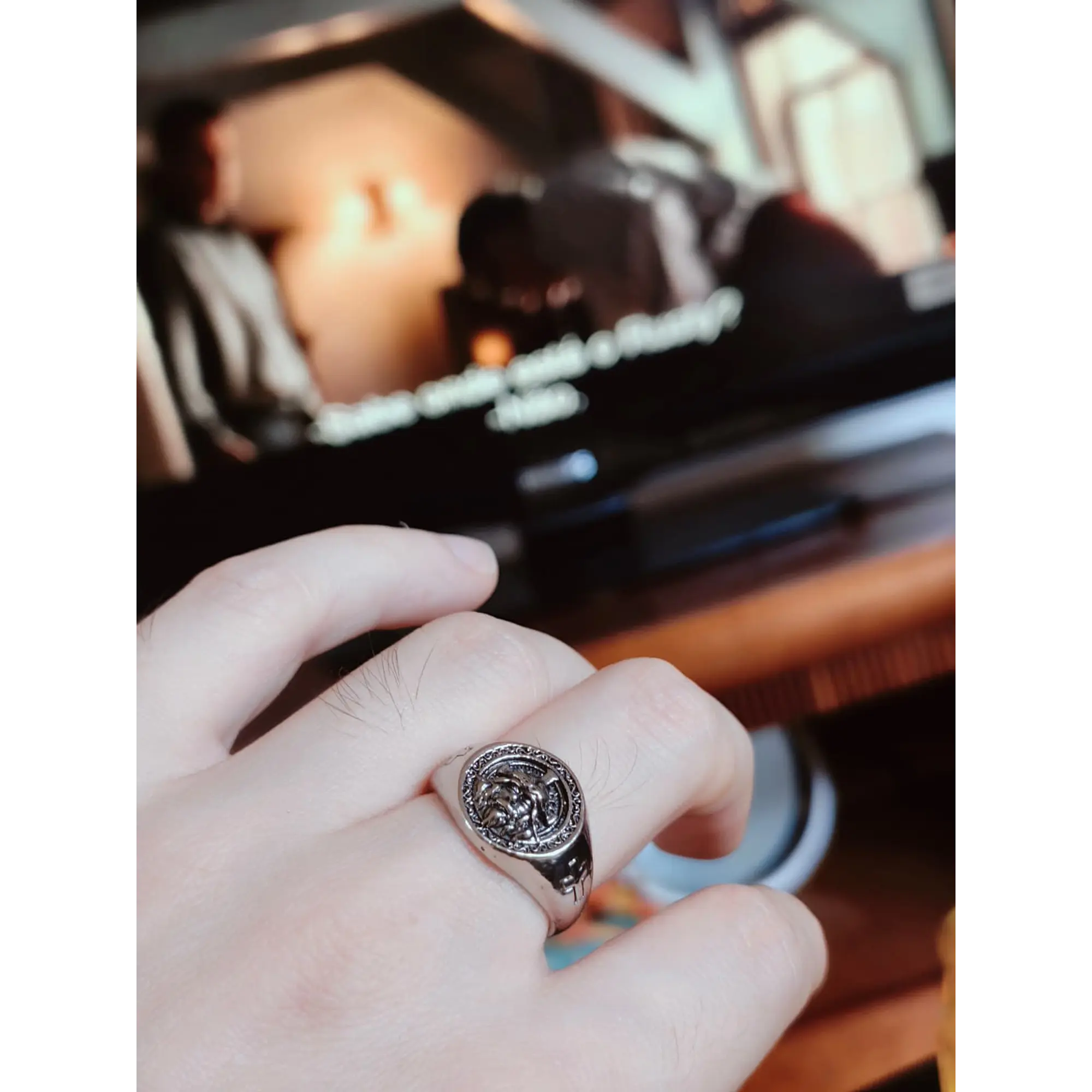 Chevalière pour homme de style gothique avec médaille centrale et croix latérale 6