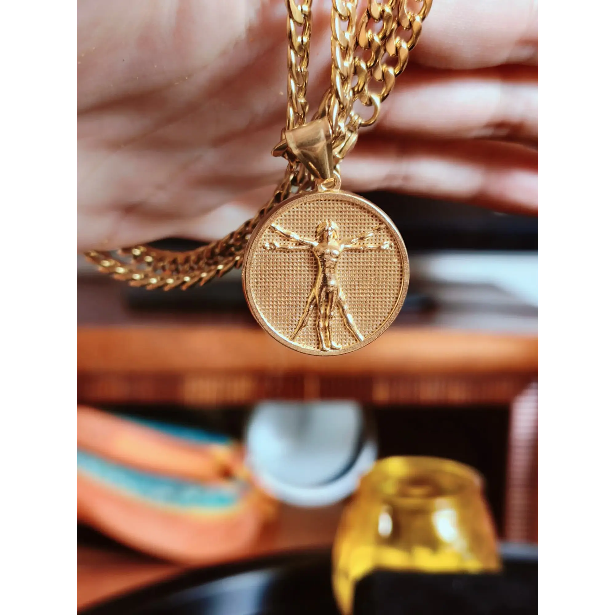 Collier avec médaille de l'Homme de Vitruve en métal doré – Chaîne cubaine 3