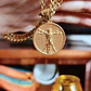 Collier avec médaille de l'Homme de Vitruve en métal doré – Chaîne cubaine - vignette 3