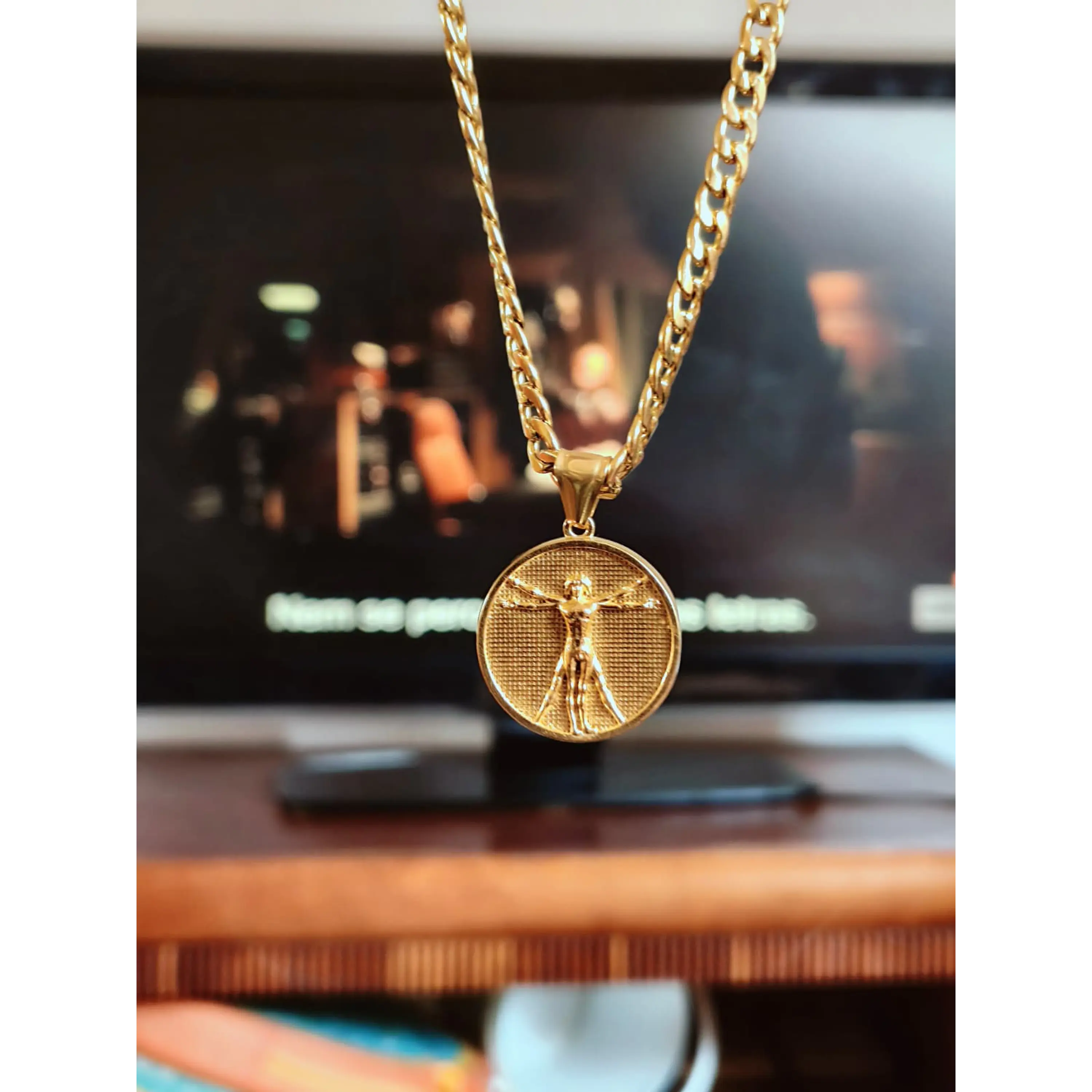 Collier avec médaille de l'Homme de Vitruve en métal doré – Chaîne cubaine 1