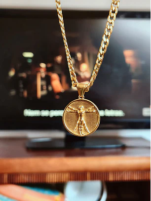 Colar com Medalha Homem Vitruviano em Tom Dourado – Corrente Cubana