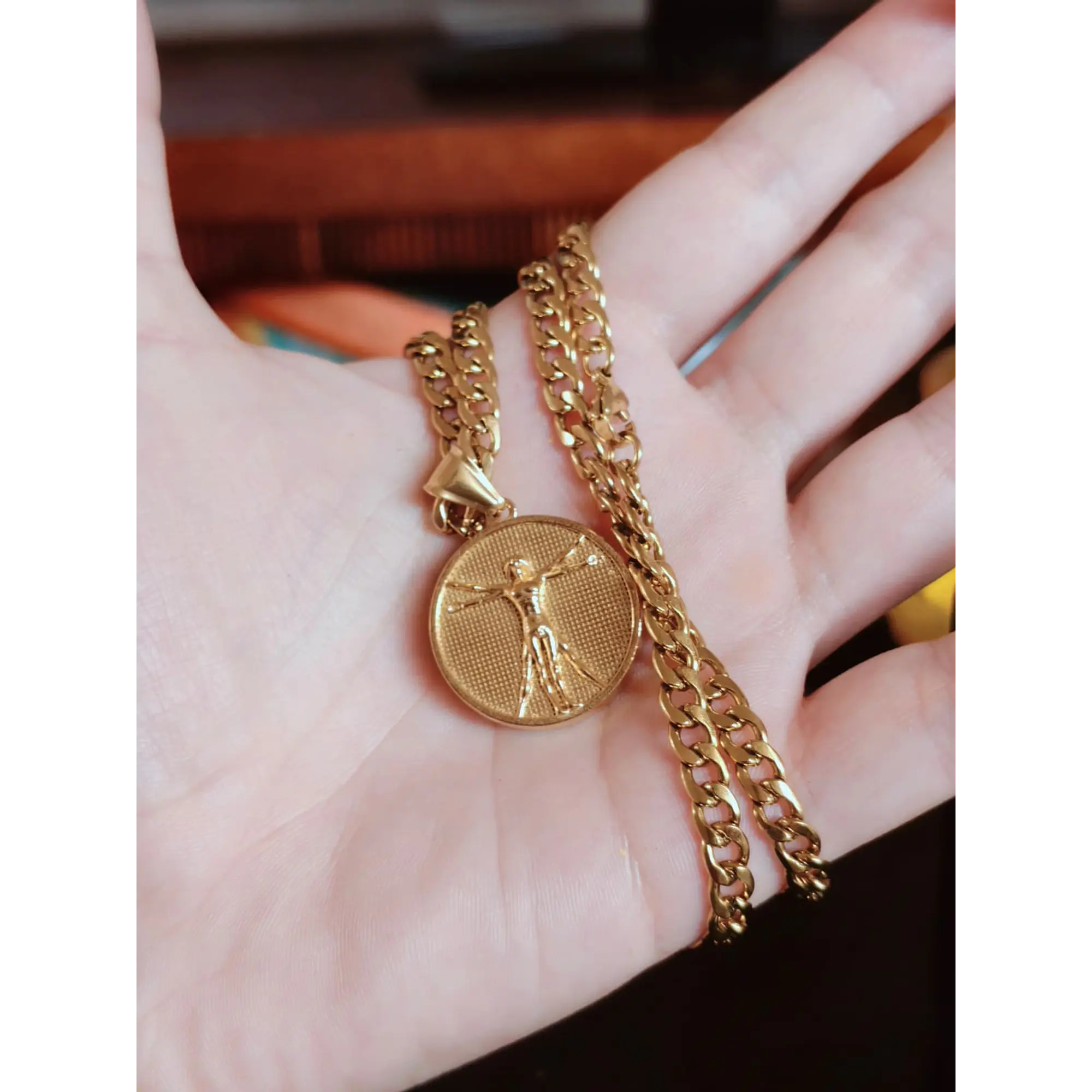 Collier avec médaille de l'Homme de Vitruve en métal doré – Chaîne cubaine 6
