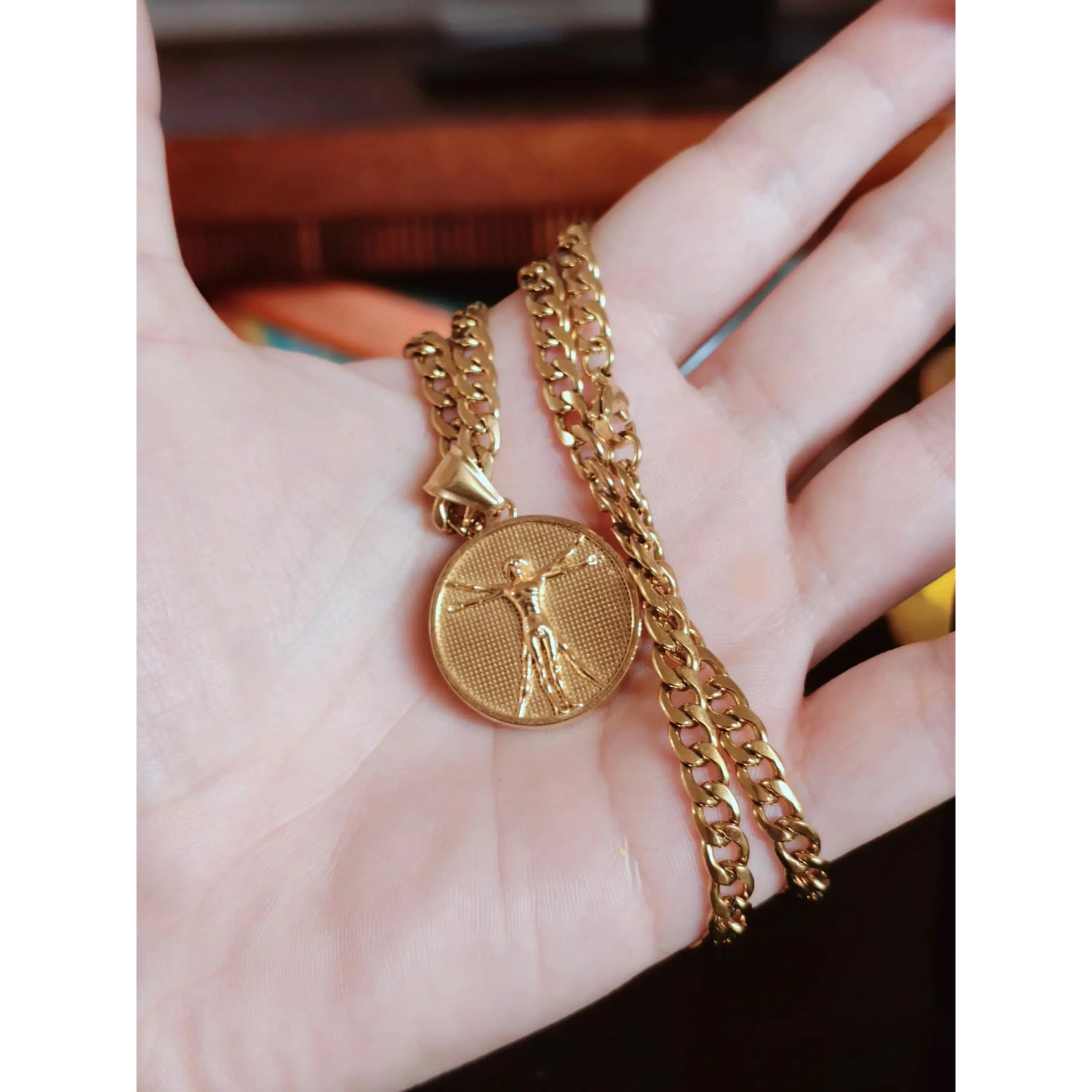 Collier avec médaille de l'Homme de Vitruve en métal doré – Chaîne cubaine 6