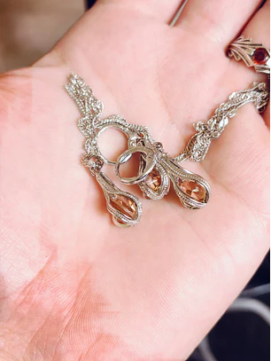Conjunto de Joias prateadas Colar e Brincos Gotas de Cristal Âmbar