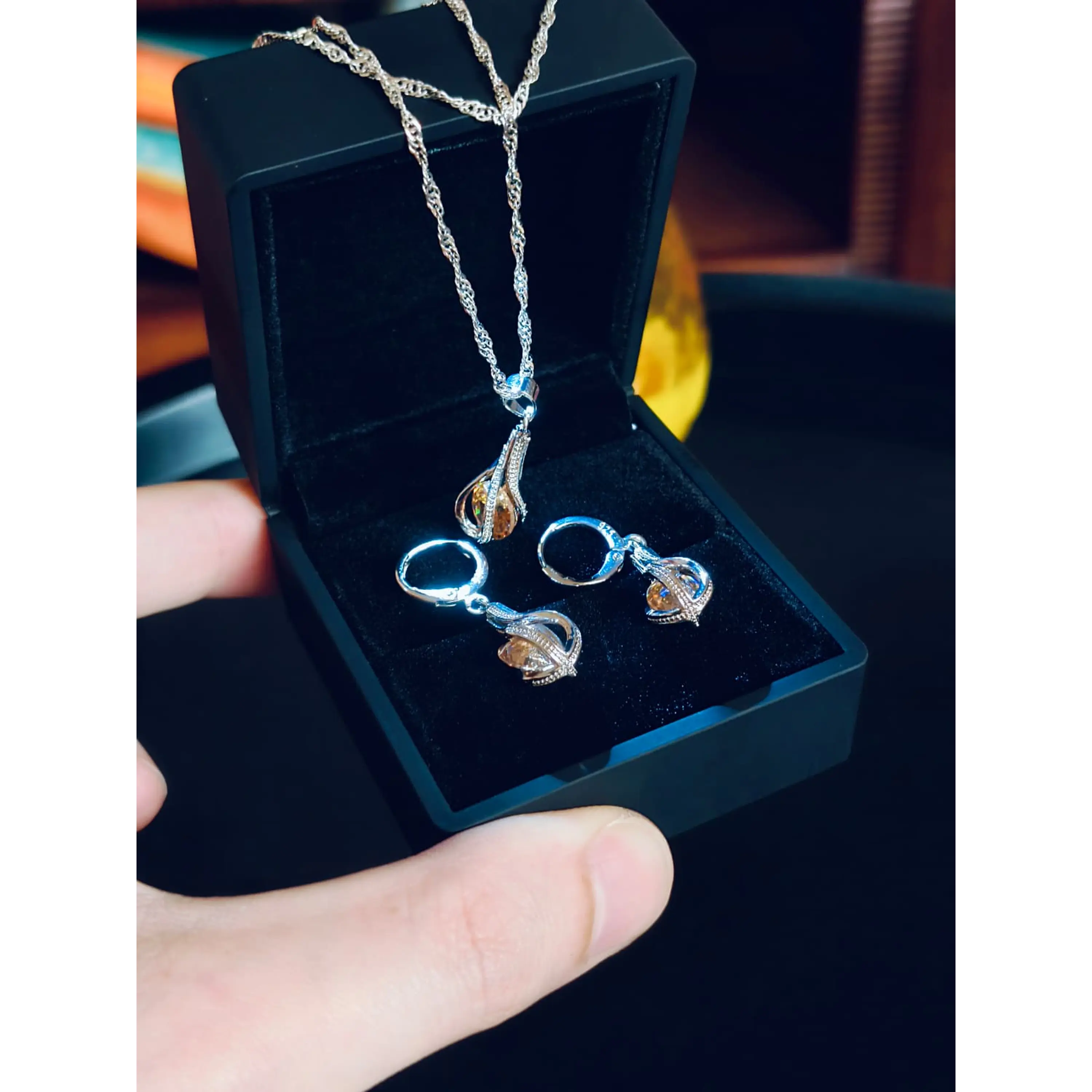 Ensemble de bijoux en argent : collier et boucles d'oreilles avec gouttes de cristal ambré 1