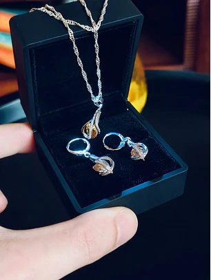 Conjunto de Joias prateadas Colar e Brincos Gotas de Cristal Âmbar