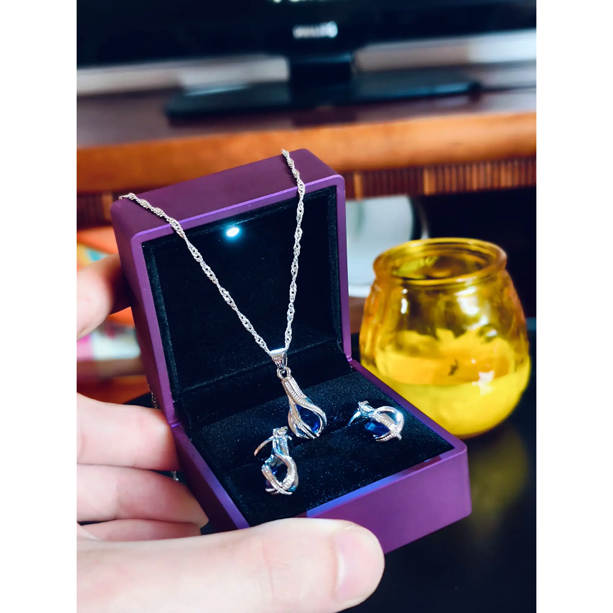 Conjunto de Joias – Colar e Brincos com Cristal em Gota Lilás + Caixa com Luz LED 1