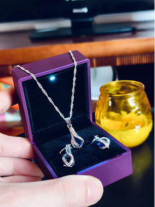 Conjunto de Joias – Colar e Brincos com Cristal em Gota Lilás + Caixa com Luz LED