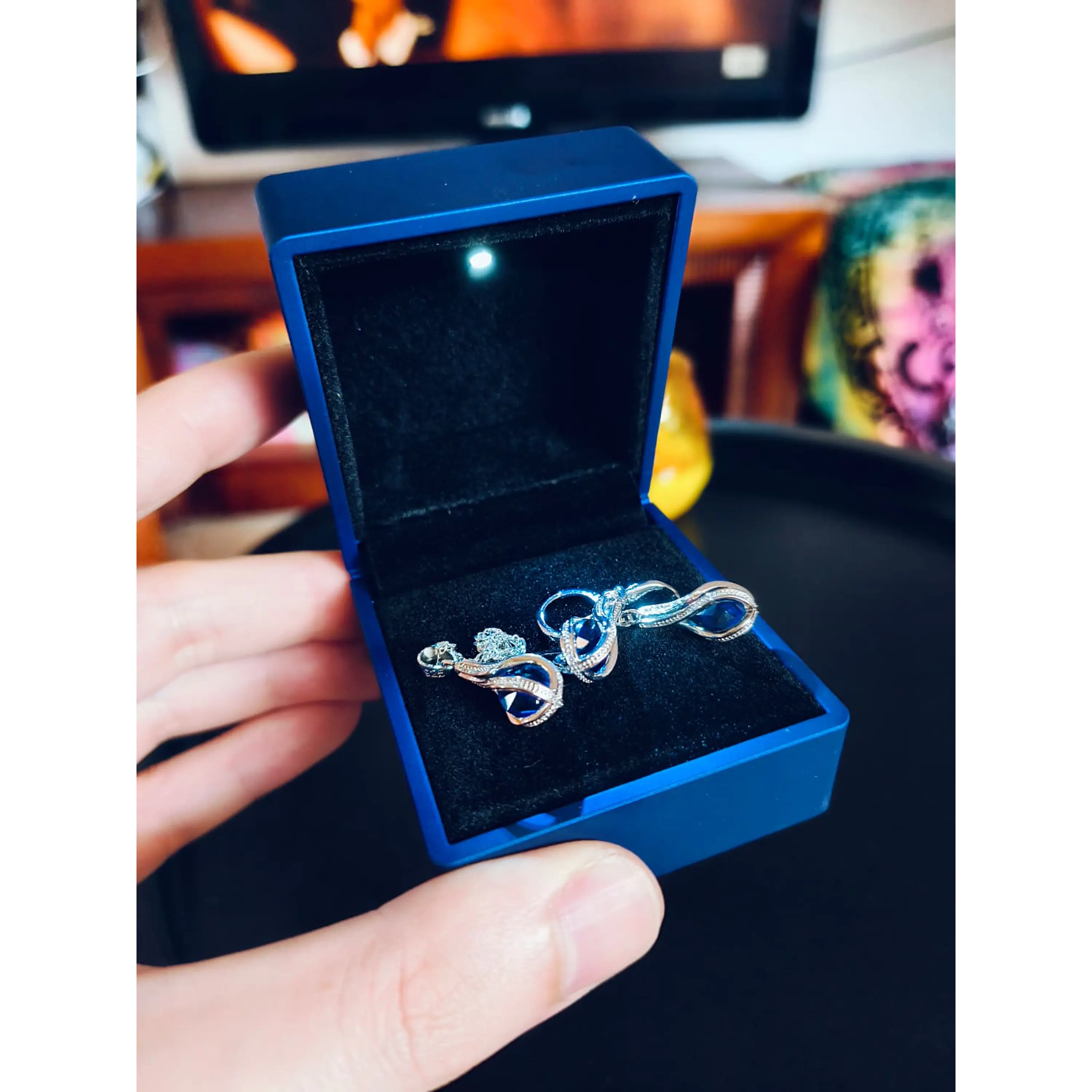 Ensemble de bijoux en argent – ​​Collier et boucles d'oreilles avec cristal de saphir bleu (Boîte avec lumière LED incluse) 3