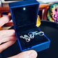 Ensemble de bijoux en argent – ​​Collier et boucles d'oreilles avec cristal de saphir bleu (Boîte avec lumière LED incluse) - vignette 3