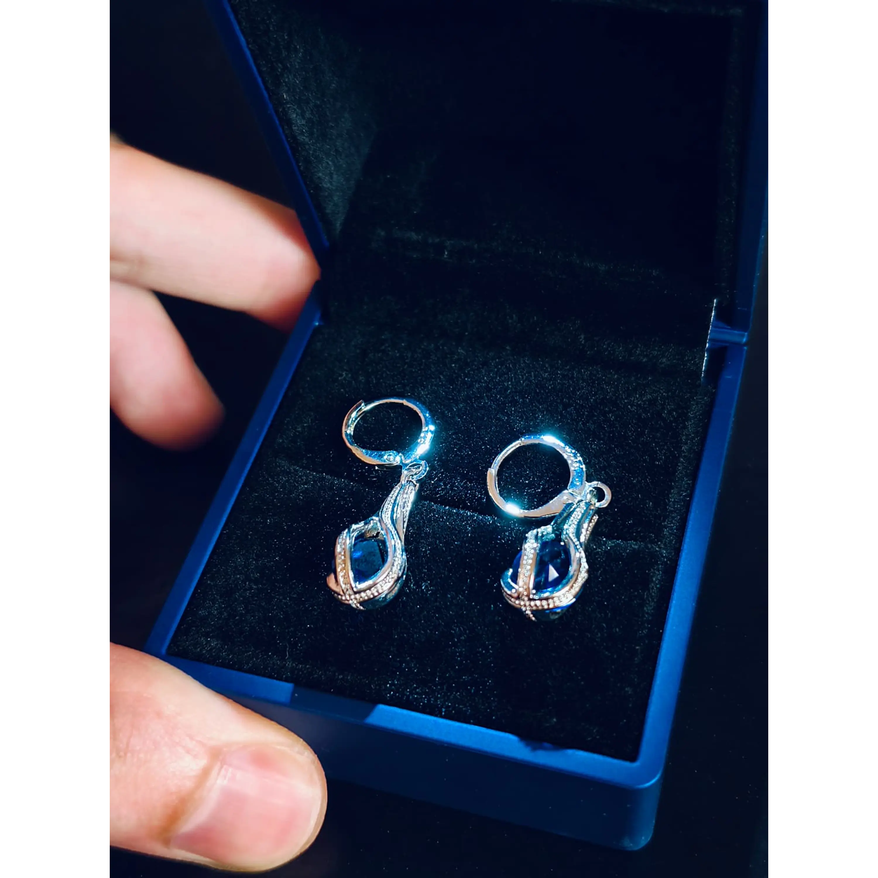 Ensemble de bijoux en argent – ​​Collier et boucles d'oreilles avec cristal de saphir bleu (Boîte avec lumière LED incluse) 4