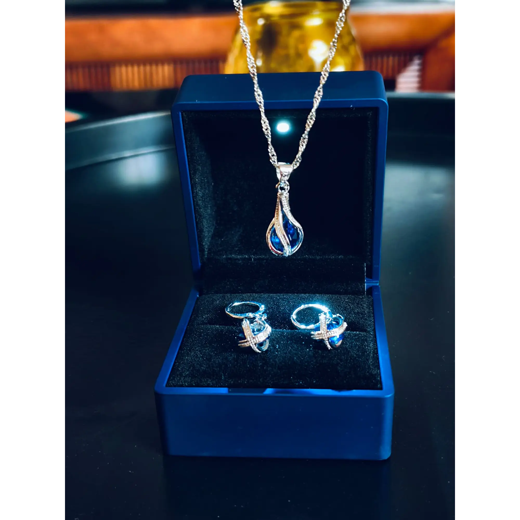 Ensemble de bijoux en argent – ​​Collier et boucles d'oreilles avec cristal de saphir bleu (Boîte avec lumière LED incluse) 1
