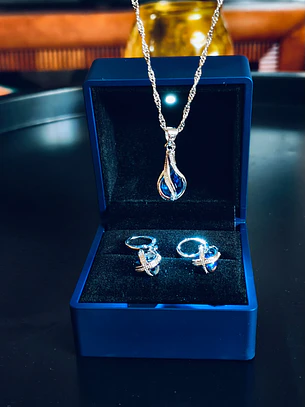Conjunto de Joias Prateado – Colar e Brincos com Cristal Azul Safira (Inclui Caixa com Luz LED)