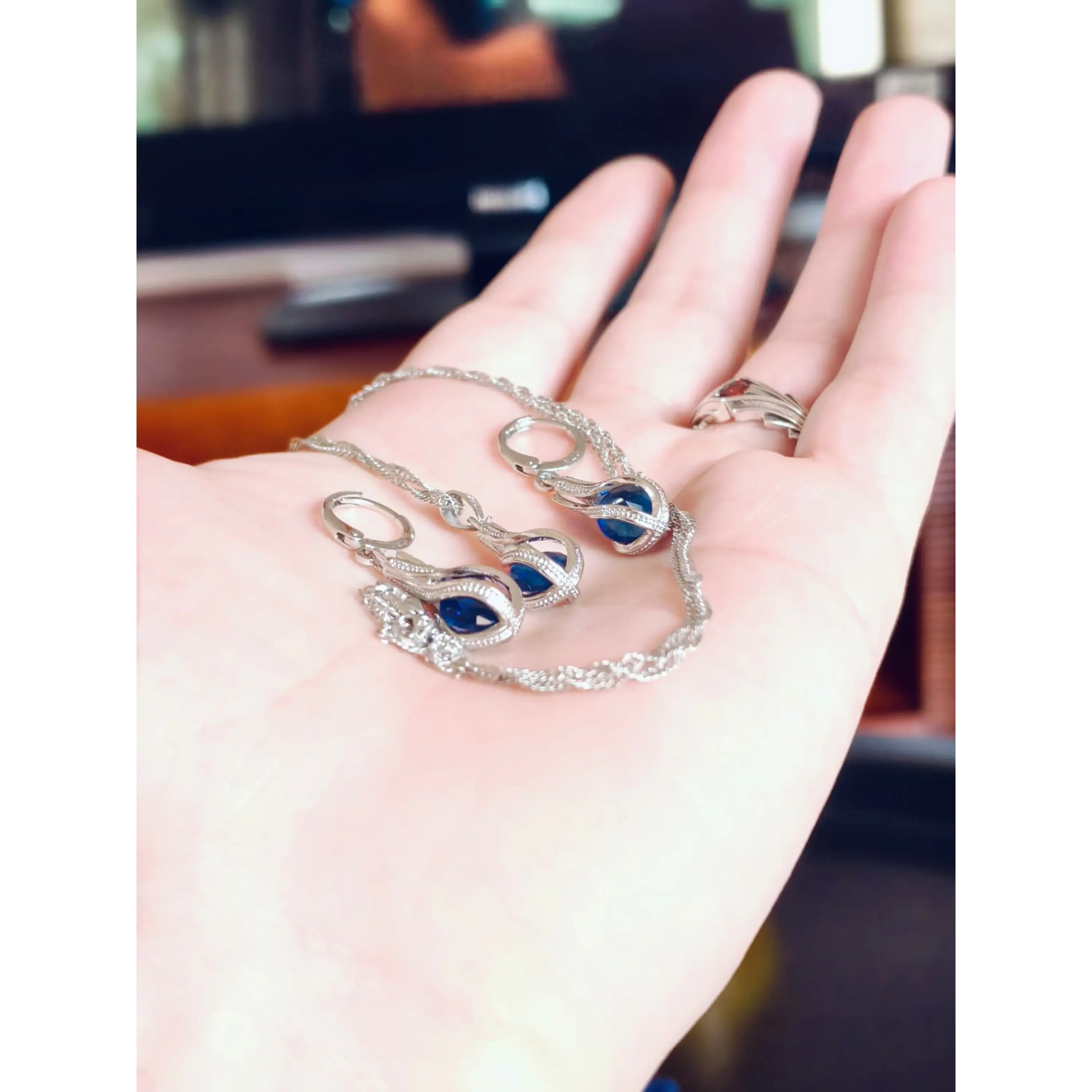 Ensemble de bijoux en argent – ​​Collier et boucles d'oreilles avec cristal de saphir bleu (Boîte avec lumière LED incluse) 2