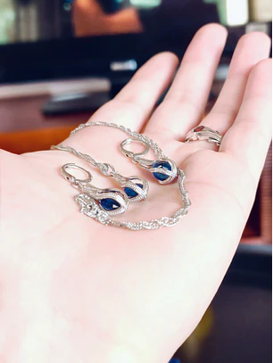 Conjunto de Joias Prateado – Colar e Brincos com Cristal Azul Safira (Inclui Caixa com Luz LED)