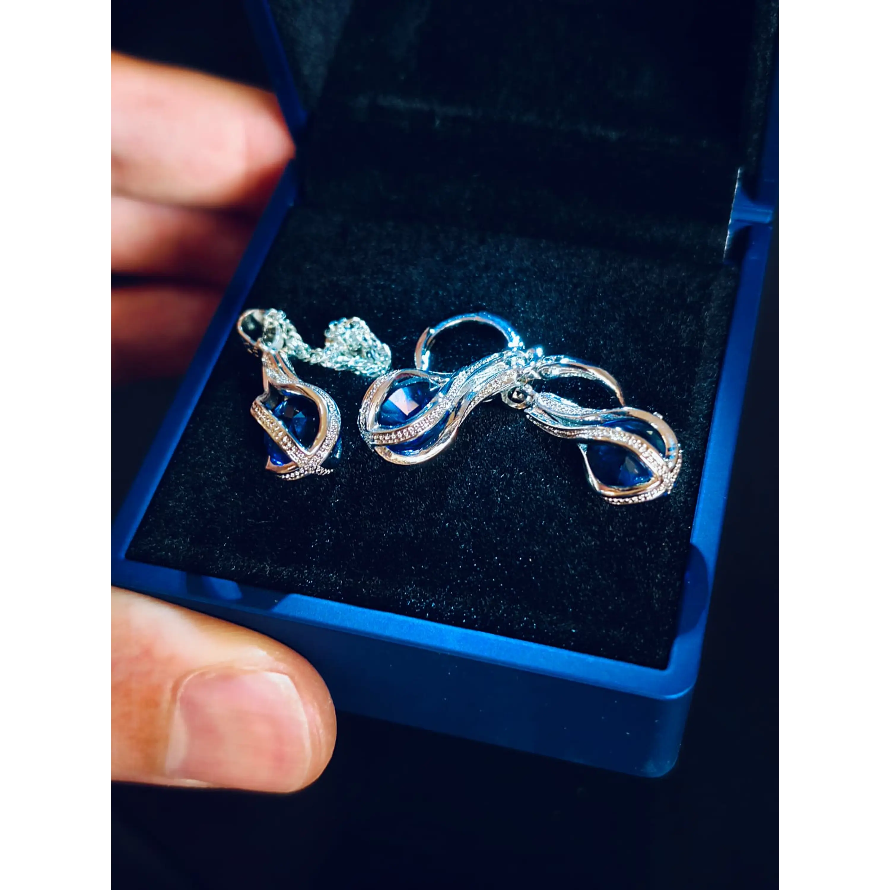 Ensemble de bijoux en argent – ​​Collier et boucles d'oreilles avec cristal de saphir bleu (Boîte avec lumière LED incluse) 6