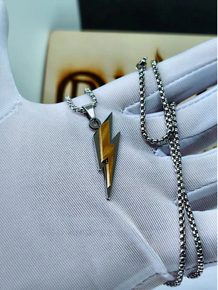 Colar com Pendente Raio em Aço Inoxidável Bicolor – Prateado e Dourado