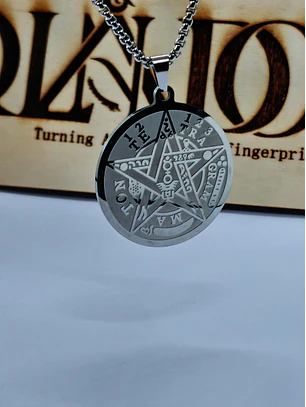 Colar Amuleto Tetragrammaton em Aço Inoxidável – Proteção Mística