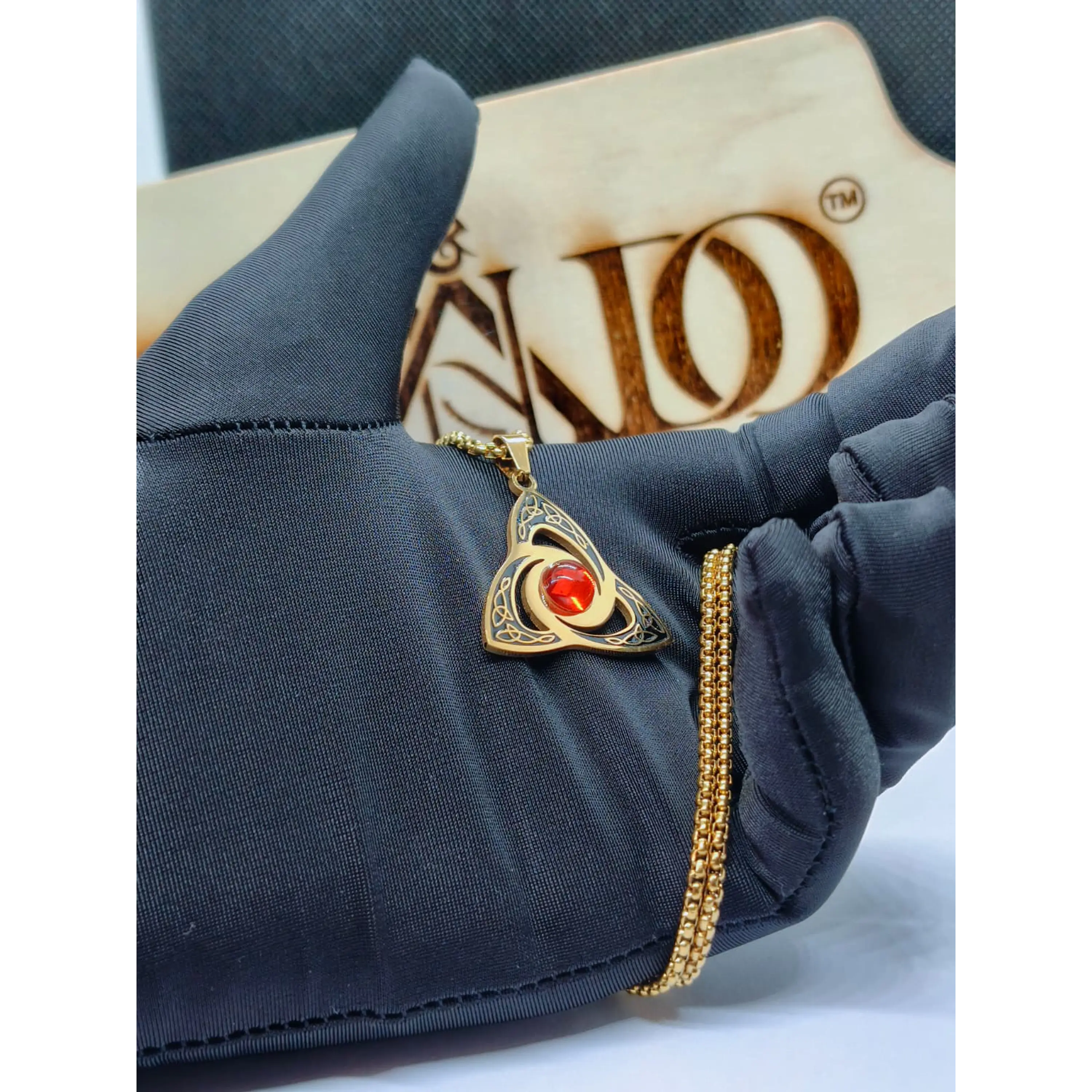 Colar Amuleto Triquetra Celta em Dourado com Pedra Central Vermelha  2