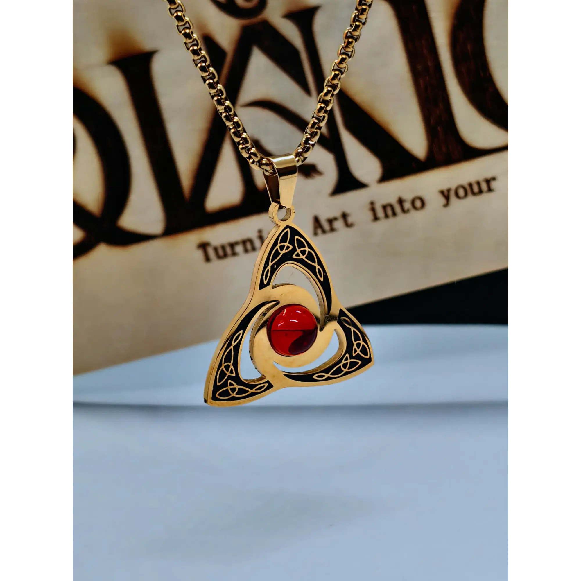 Colar Amuleto Triquetra Celta em Dourado com Pedra Central Vermelha  3