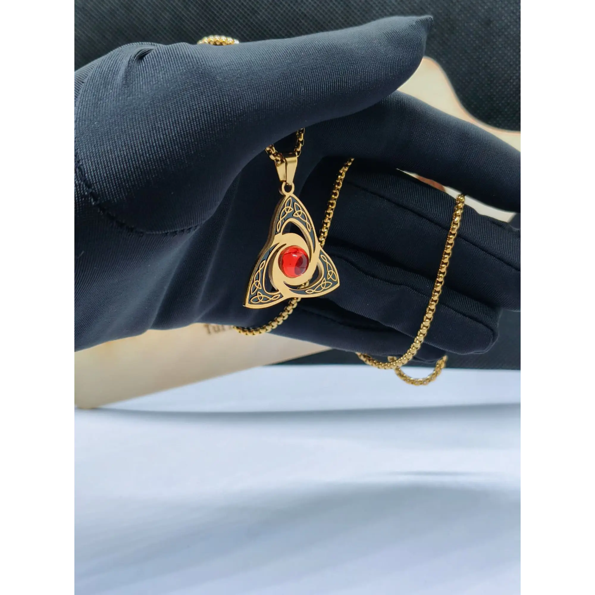 Colar Amuleto Triquetra Celta em Dourado com Pedra Central Vermelha  1
