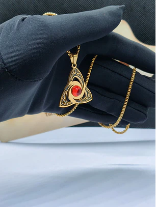 Colar Amuleto Triquetra Celta em Dourado com Pedra Central Vermelha 