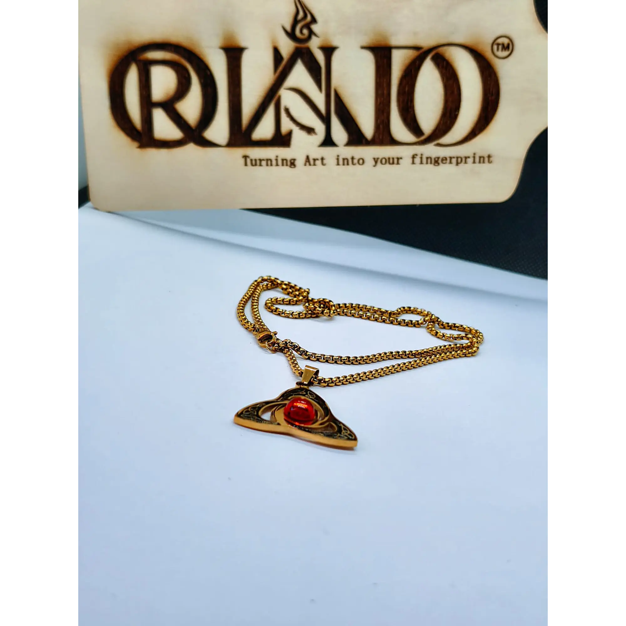 Colar Amuleto Triquetra Celta em Dourado com Pedra Central Vermelha  4