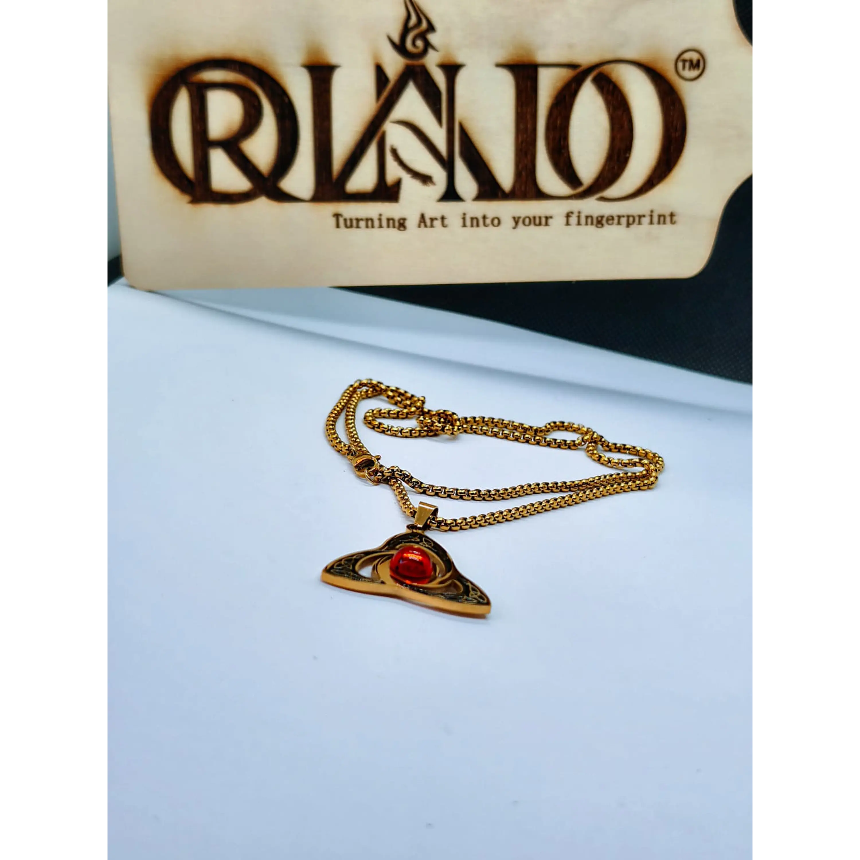 Colar Amuleto Triquetra Celta em Dourado com Pedra Central Vermelha  4