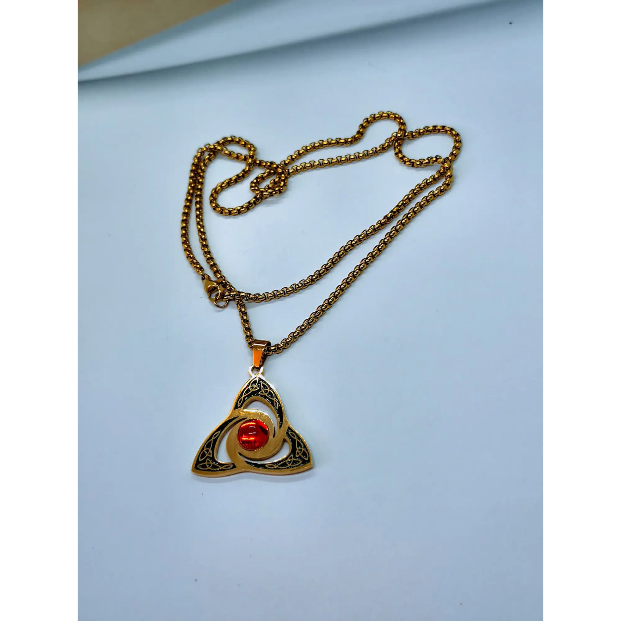 Colar Amuleto Triquetra Celta em Dourado com Pedra Central Vermelha  5