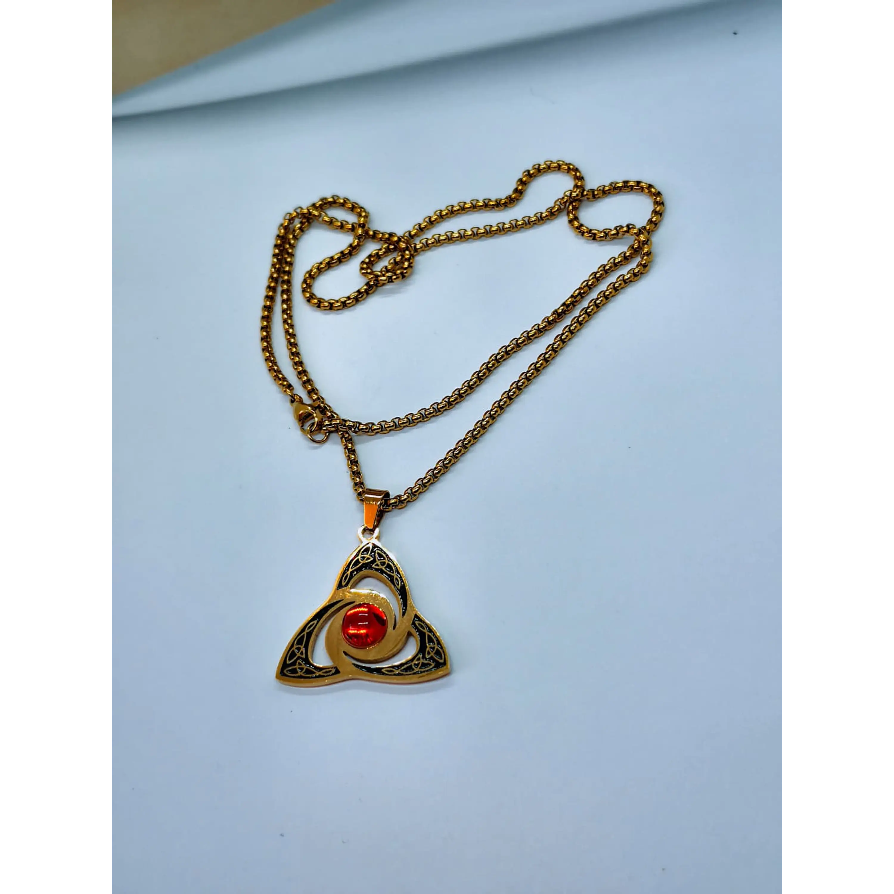 Colar Amuleto Triquetra Celta em Dourado com Pedra Central Vermelha  5