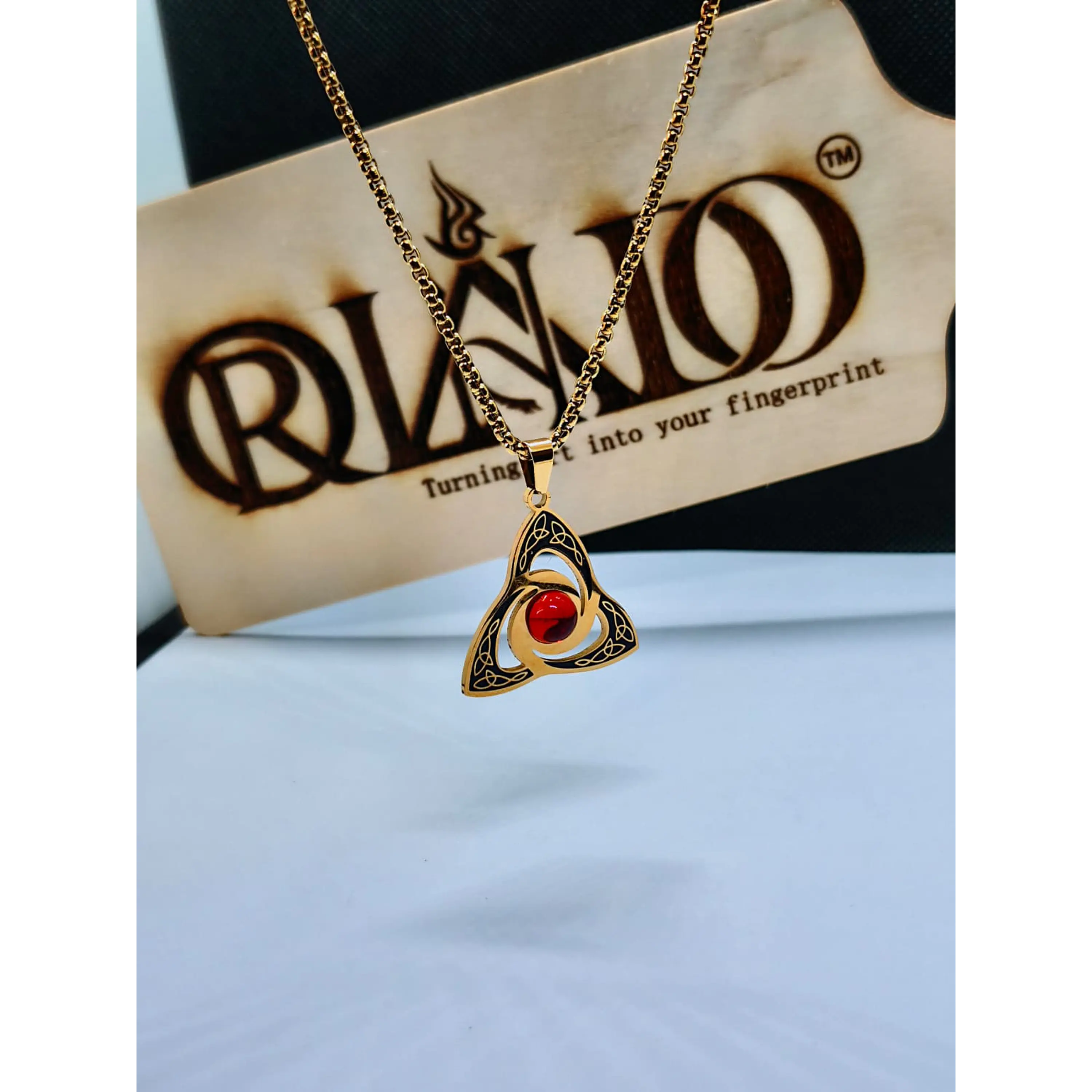 Colar Amuleto Triquetra Celta em Dourado com Pedra Central Vermelha  6